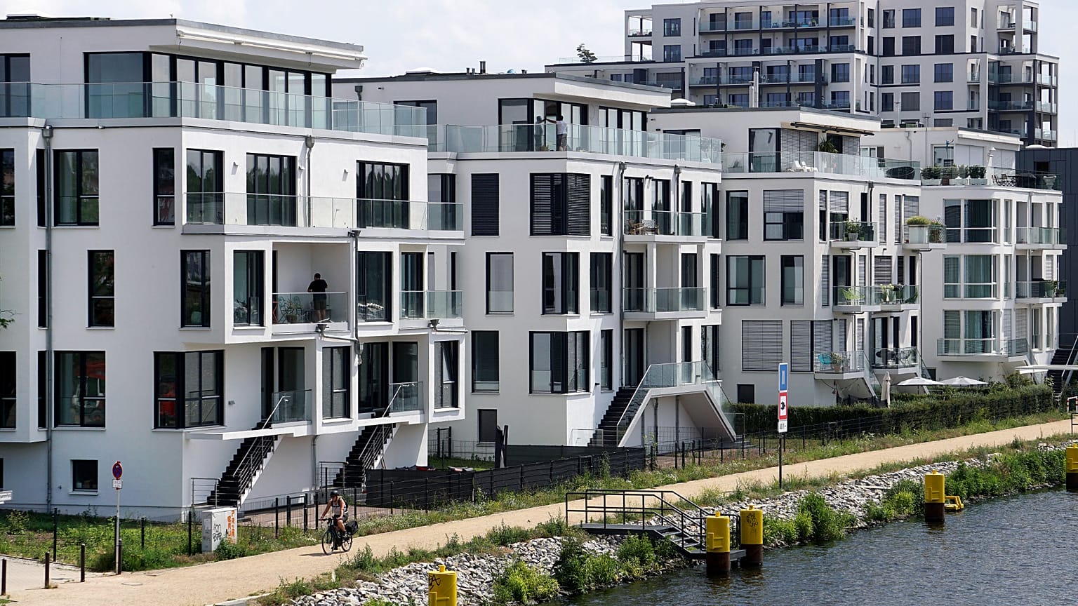 Noch nie gab es in Deutschland so viel fehlenden Wohnraum und auch die Mietpreise bewegen sich auf ein Rekordhoch zu.