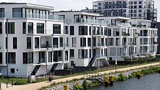 Noch nie gab es in Deutschland so viel fehlenden Wohnraum und auch die Mietpreise bewegen sich auf ein Rekordhoch zu.