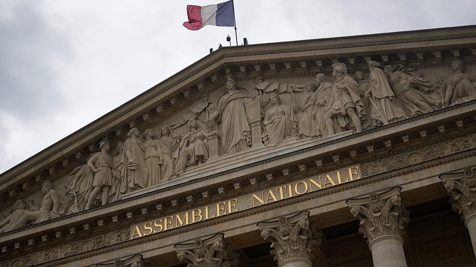 Le projet de loi sur l’interdiction des réseaux sociaux aux moins de 15 ans sera débattu à l’Assemblée nationale le lundi 26 janvier. (AP Photo/Thibault Camus)