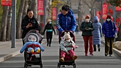 In Beijing besuchen Bewohner einen öffentlichen Park. Frauen gehen dort mit ihren Kleinkindern spazieren.