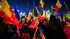 Menschen protestieren gegen die Sparmaßnahmen der Regierung in Bukarest, Rumänien, Donnerstag, 15. Januar 2026. (AP Photo/Vadim Ghirda)