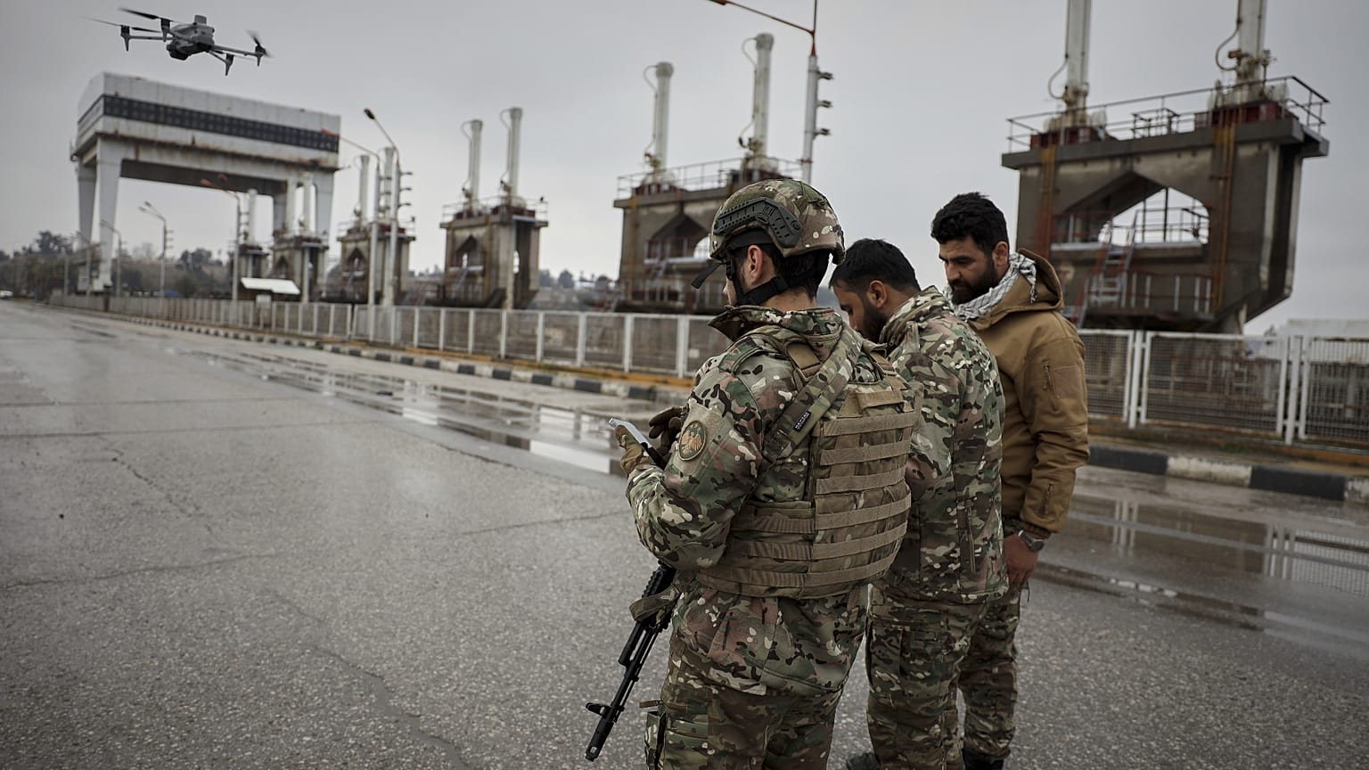Des soldats de l'armée syrienne pilotent un drone après que les troupes gouvernementales syriennes ont pris le contrôle de la zone aux Forces démocratiques syriennes (FDS)