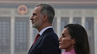 ARCHIVO: El rey Felipe VI y la reina Letizia durante una visita oficial a Pekín.