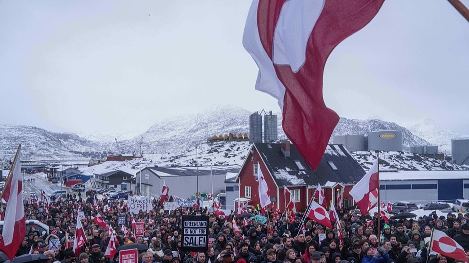 Pessoas protestam contra a política de Trump em relação à Gronelândia em frente ao consulado dos EUA em Nuuk, na Gronelândia, no sábado, 17 de janeiro de 2026.