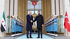 يصافح الرئيس التركي رجب طيب أردوغان (في الوسط إلى اليسار) الرئيس السوري المؤقت أحمد الشرع