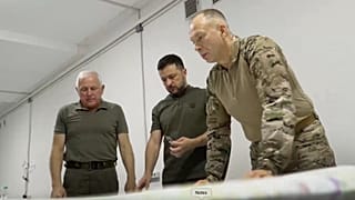 Olekszandr Szirszkij ukrán főparancsnok (balra) Volodimir Zelenszkij ukrán elnökkel (középen)