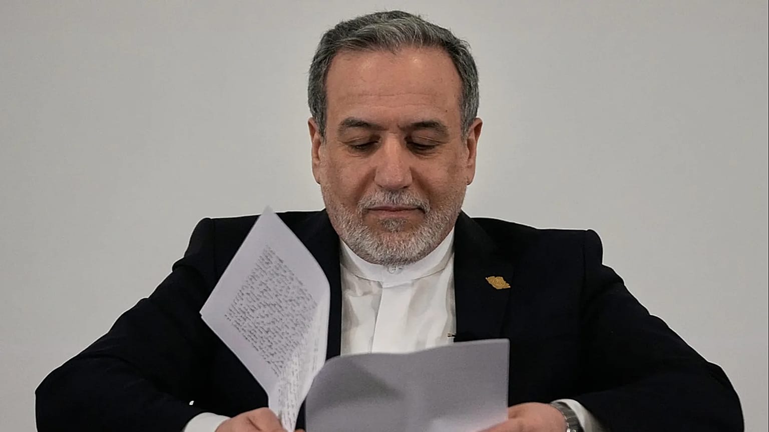 وزير الخارجية الإيراني عباس عرقجي يراجع مستندات أثناء حضوره ندوة في بيروت، لبنان، يوم الجمعة 9 يناير 2026.