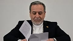 وزير الخارجية الإيراني عباس عرقجي يراجع مستندات أثناء حضوره ندوة في بيروت، لبنان، يوم الجمعة 9 يناير 2026.