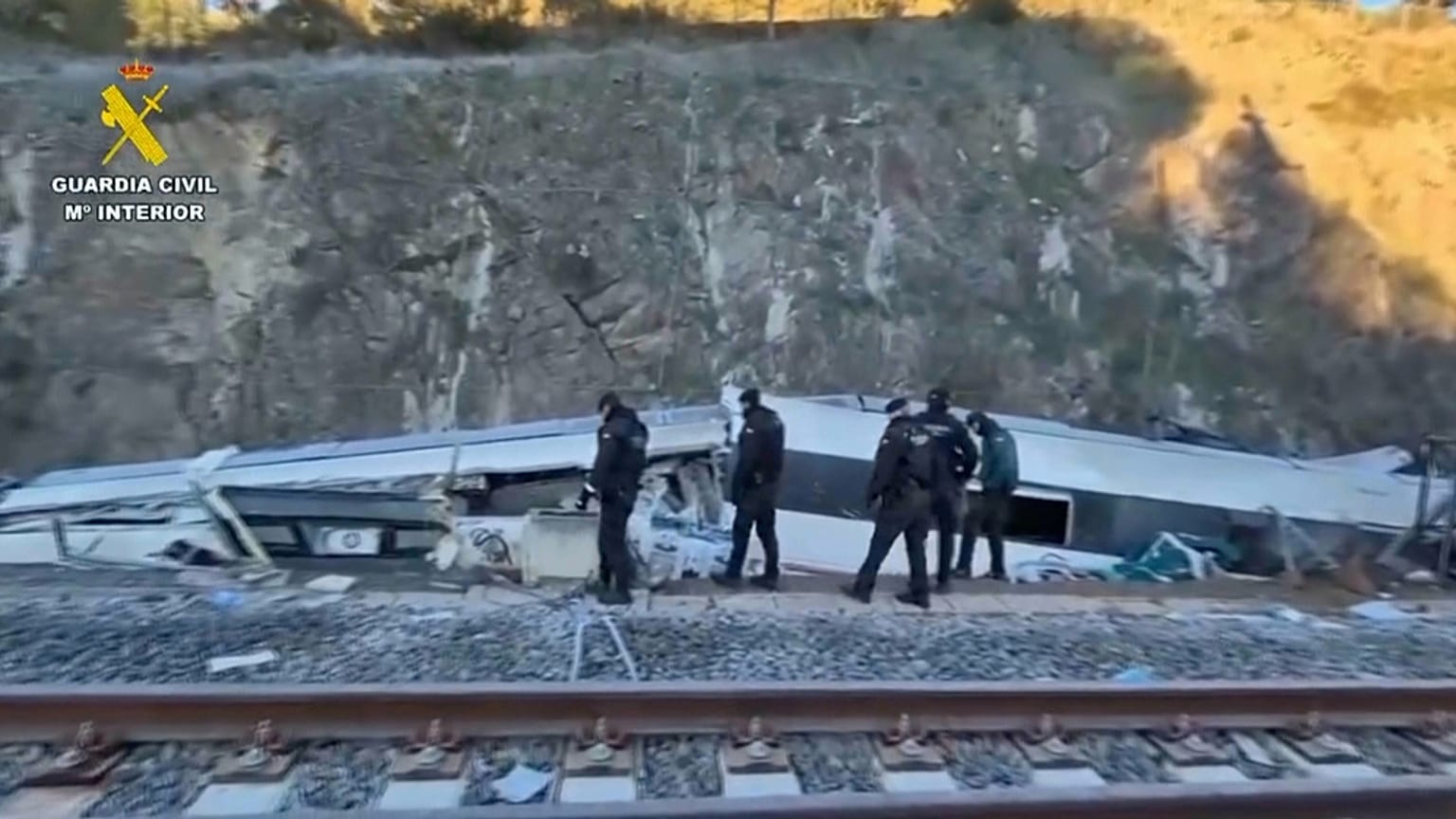 Equipos de rescate en el lugar del accidente tras la colisión de los dos trenes de alta velocidad en Adamuz, España, el lunes 19 de enero de 2026.