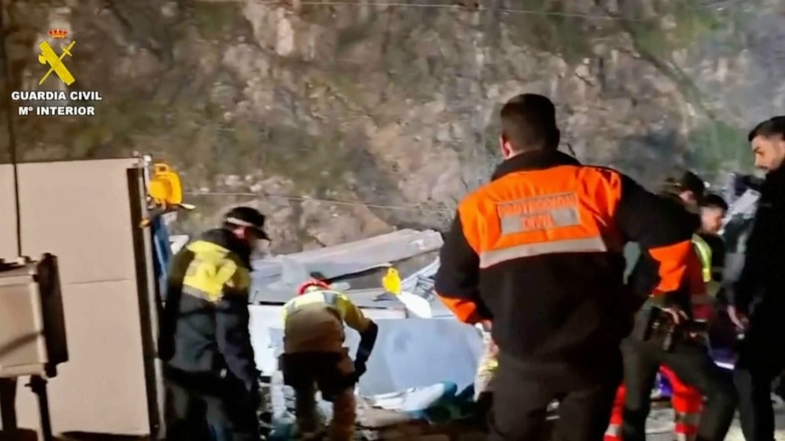 Equipos de rescate en el lugar del accidente tras la colisión de los dos trenes de alta velocidad en Adamuz, España, el lunes 19 de enero de 2026.