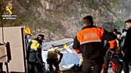Equipos de rescate en el lugar del accidente tras la colisión de los dos trenes de alta velocidad en Adamuz, España, el lunes 19 de enero de 2026.