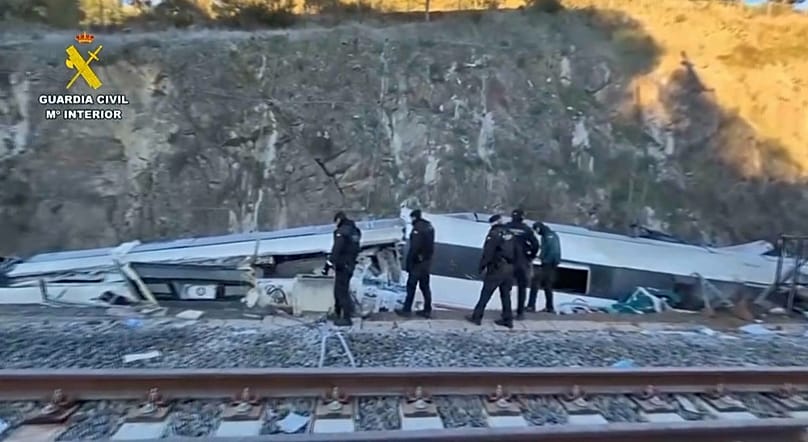 Los equipos de rescate en el lugar del accidente tras la colisión de un tren de alta velocidad, cerca de Adamuz, España, el lunes 19 de enero de 2026. 