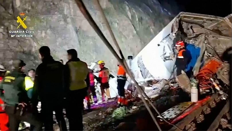 Imagen tomada de un vídeo de la Guardia Civil, se ve a los equipos de rescate en el lugar del accidente tras la colisión de dos trenes en Adamuz el 19 de enero de 2026.
