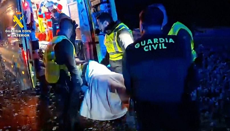 Los equipos de rescate transportan a una persona herida tras una colisión de dos trenes de alta velocidad en Adamuz, España, el lunes 19 de enero de 2026.