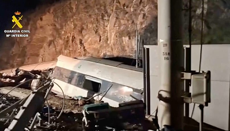 Imagen tomada de un vídeo de la Guardia Civil, se puede ver los restos del tren en el túnel, tras la colisión de trenes en Adamuz el 19 de enero de 2026.