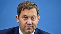 Der deutsche Vizekanzler und Finanzminister Lars Klingbeil nimmt an einer Pressekonferenz nach einer Sitzung der Spitzen der Regierungskoalition im Kanzleramt in Berlin teil.