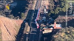 Der Iryo-Zug mit Rettungskräften an der Unfallstelle nach der Kollision eines Hochgeschwindigkeitszuges bei Adamuz, Spanien, Montag, 19. Januar 2026. 