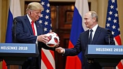 Donald Trump egy labdát nyújt át Vlagyimir Putyinnak a két vezető 2018-as találkozóján Helsinkiben