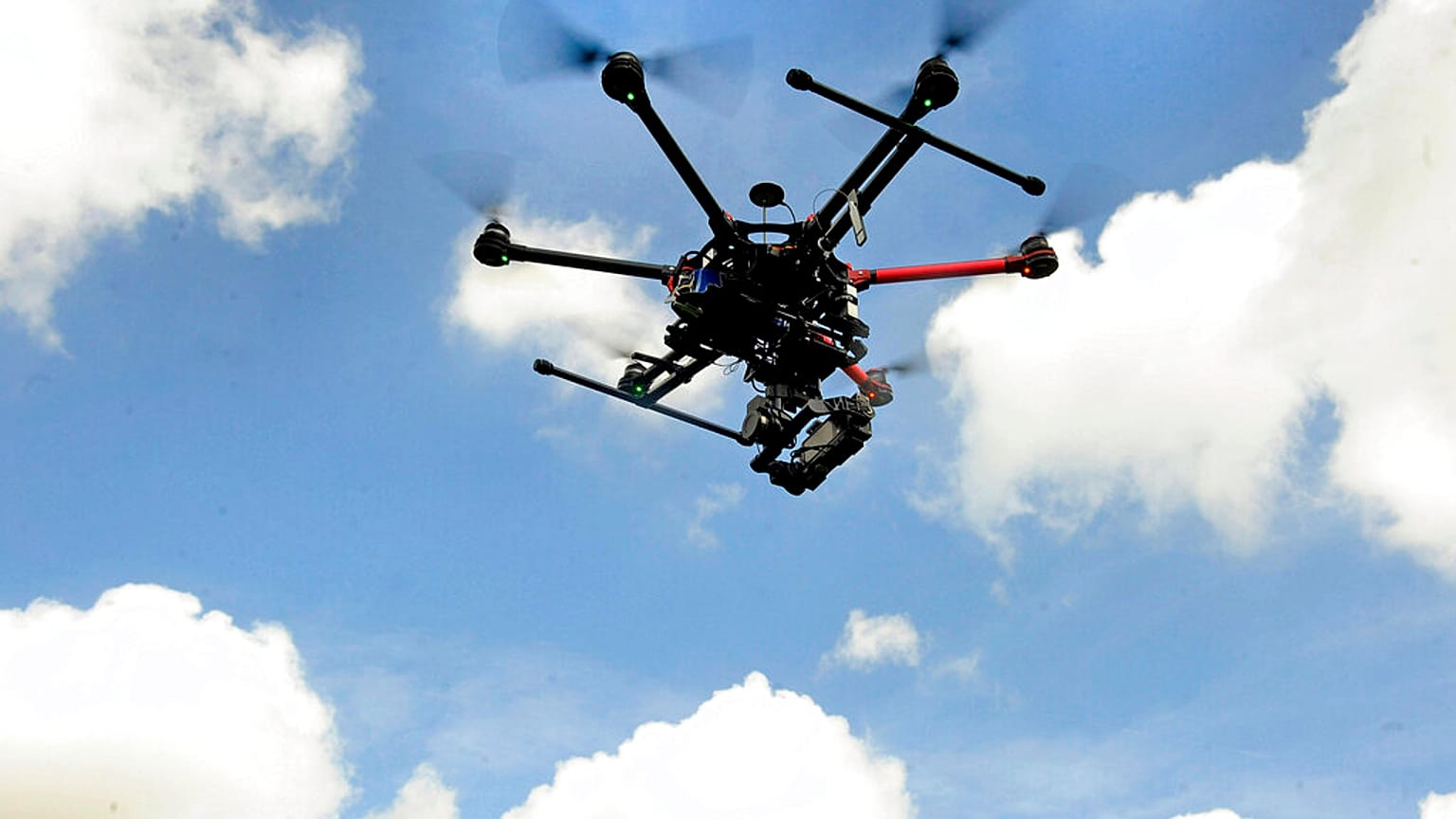 طائرة مسيّرة للتصوير الجوي في باتون روج، مع بحث إدارة الطيران الفيدرالية تشديد تنظيم الدرونز، سبتمبر/أيلول 2025.