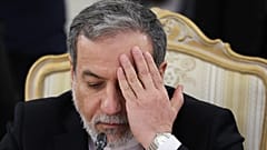 Министр иностранных дел Ирана Аббас Арагчи жестикулирует во время встречи с министром иностранных дел России Сергеем Лавровым в особняке Зинаиды Морозовой в Москве, среда, 17 декабря 2025 г.