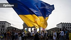 Eine Frau mit einer ukrainische Flagge am 32. Jahrestag der Unabhängigkeit der Ukraine und aus Protest gegen den russischen Krieg gegen die Ukraine in Berlin, 24. August 2023