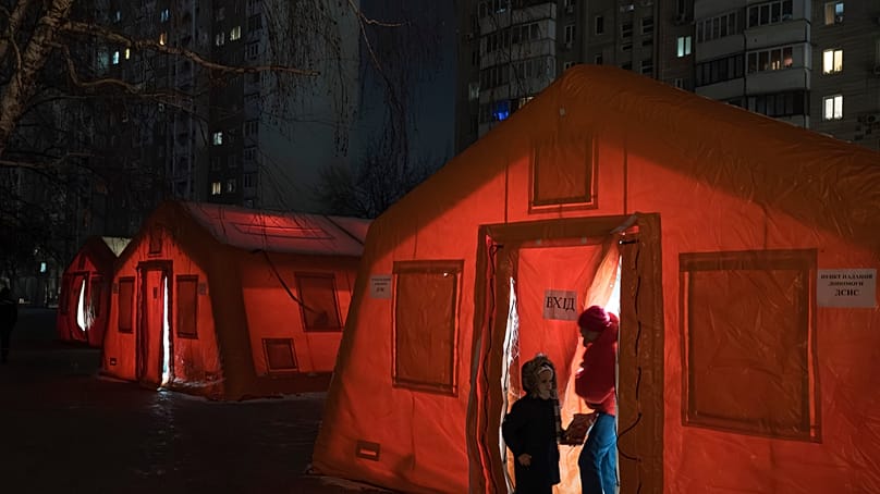 Menschen stehen an einer Wärmestelle in Kyjiw, nachdem russische Angriffe viele Bewohner im Winter ohne Strom, Wasser und Heizung zurückgelassen haben,15.01.2026