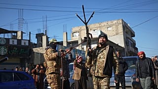 قوات الأمن السورية بعد السيطرة على الرقة عند دوار النعيم ، شمال شرق سوريا، الاثنين 19 يناير 2026.