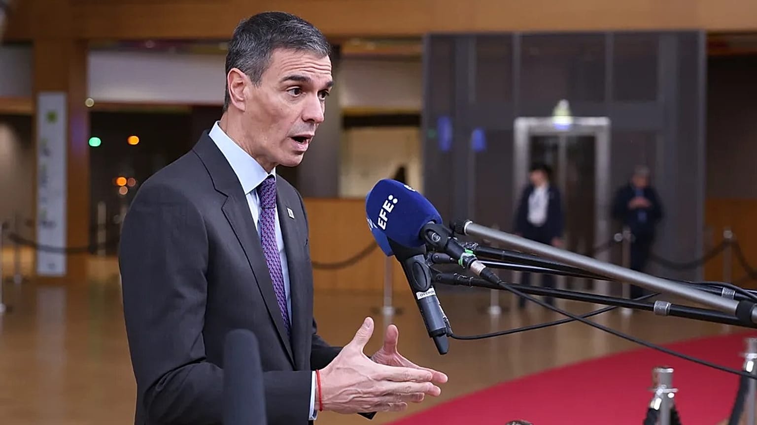 El presidente español, Pedro Sánchez, conversa con los medios en Bruselas, el 18 de enero de 2026.