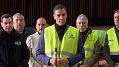 El presidente español, Pedro Sánchez, conversa con los medios en Bruselas, el 18 de enero de 2026.