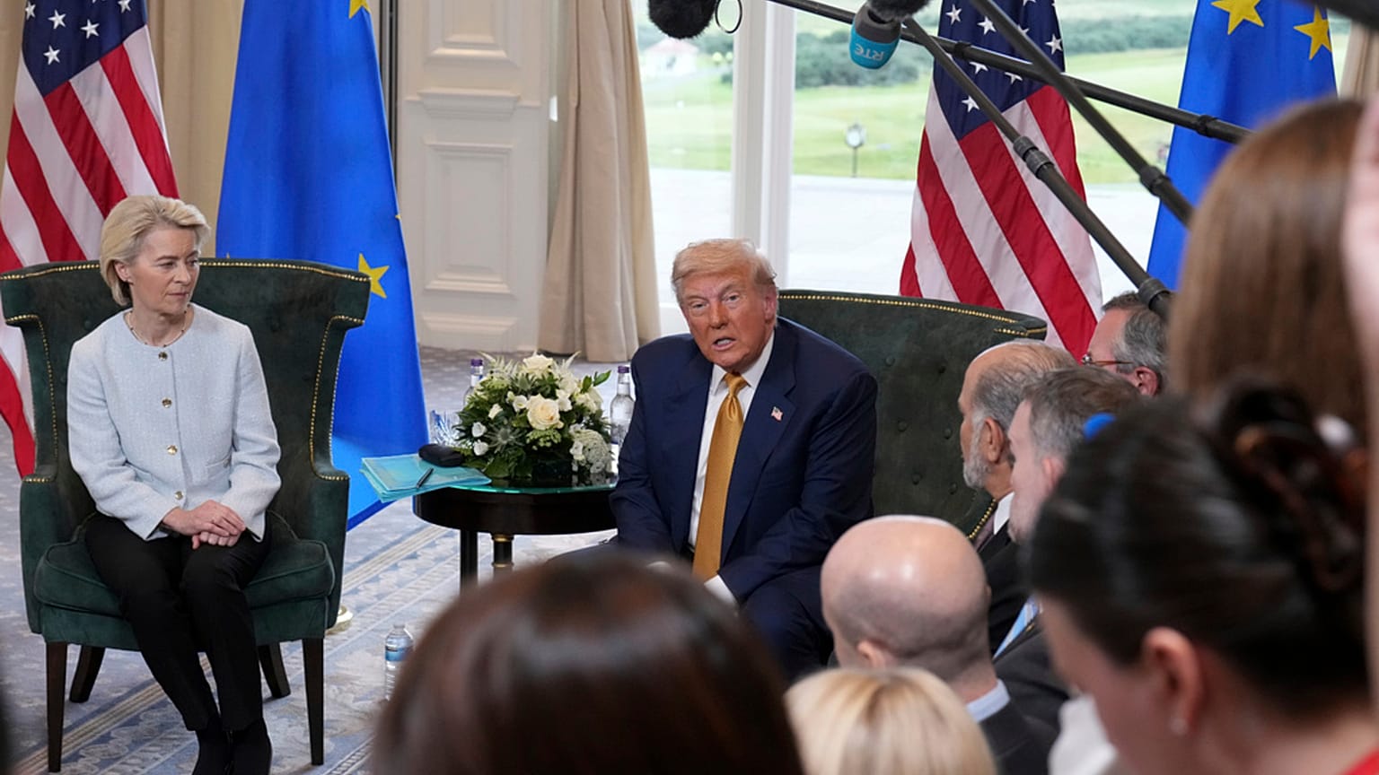 Il presidente Donald Trump parla ai media mentre incontra la presidente della Commissione europea Ursula von der Leyen al campo da golf Trump Turnberry a Turnberry, in Scozia, nel luglio 2026.