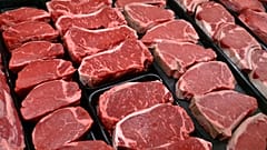 Ein Archivbild vom 18. Januar 2010 zeigt Steaks und andere Rindfleischprodukte zum Verkauf in einem Supermarkt in McLean, Virginia.