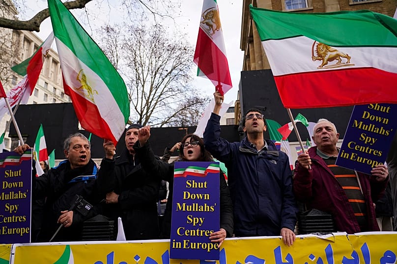 متظاهرون يرفعون أعلامًا ولافتات خلال تظاهرة دعما للاحتجاجات بإيران، في لندن، بتاريخ 17 يناير 2026.