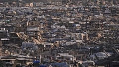 Behelfsmäßige Zelte für vertriebene Palästinenser stehen inmitten von Gebäuden, die durch israelische Luft- und Bodenoperationen in Gaza-Stadt zerstört wurden, 15. Januar 2026