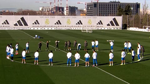Il Real Madrid osserva un minuto di silenzio in omaggio alle vittime dell'incidente ferroviario, 19 gennaio 2026