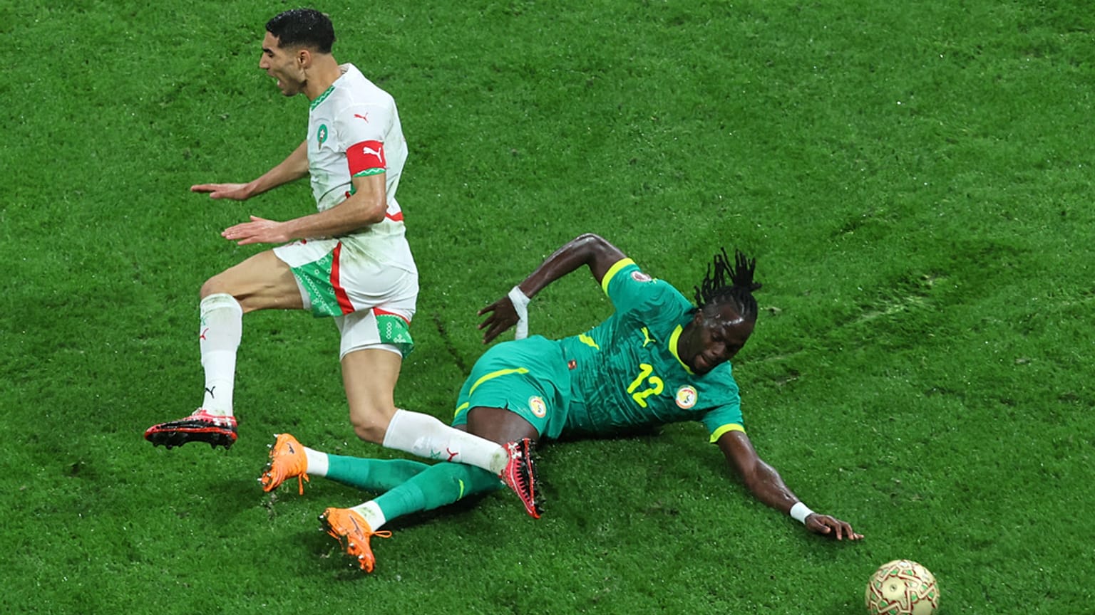 السنغالي شريف ندياي، على اليمين، يتصدى للمغربي أشرف حكيمي خلال المباراة النهائية لكأس الأمم الأفريقية لكرة القدم بين السنغال والمغرب في الرباط، المغرب، الأحد 18 يناير 2026. 