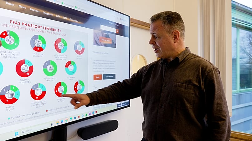 Ο καθηγητής Ian Cousins ​​του Πανεπιστημίου της Στοκχόλμης συνεργάζεται με τις ομάδες του για να βρει εναλλακτικές λύσεις στα PFAS