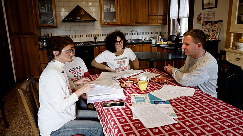 Η συλλογικότητα «Μητέρες Χωρίς PFAS» ζητά την αποτελεσματική απολύμανση της περιοχής.