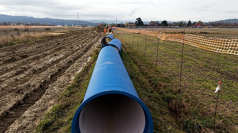 Οι δημόσιες αρχές έχουν ξεκινήσει την κατασκευή νέων αγωγών για τη μεταφορά νερού από μη μολυσμένες περιοχές