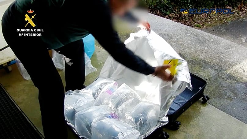  Az Europol becslései szerint évente akár 100 tonna üvegangolnát fognak ki illegálisan. 