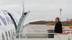 Vlagyimir Putyin orosz elnök beszáll egy TU-204-esbe 2009-ben