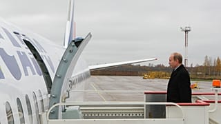 Vlagyimir Putyin orosz elnök beszáll egy TU-204-esbe 2009-ben