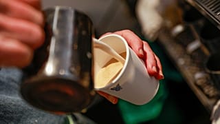 كيلي مكورد تحضر كوب قهوة في مقهاها "ميشن بلو" في حي فيزيتايشن فالي في سان فرانسيسكو، كاليفورنيا، يوم الخميس 12 سبتمبر 2019. (غابرييل لوري)