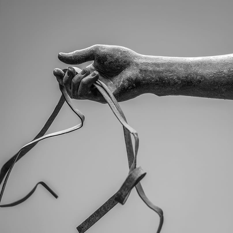 Ο Ηνίοχος των Δελφών. Λεπτομέρεια από το δεξί χέρι του με το οποίο  κρατά τα ηνία