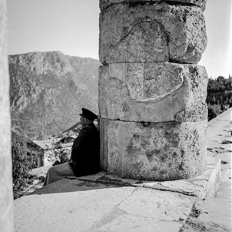 Ο αρχαιοφύλακας Νίκος Γαλάτος το καλοκαίρι του 1955