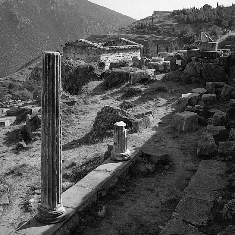 Άποψη από τη μερικώς αναστηλωμένη στοά των Αθηναίων