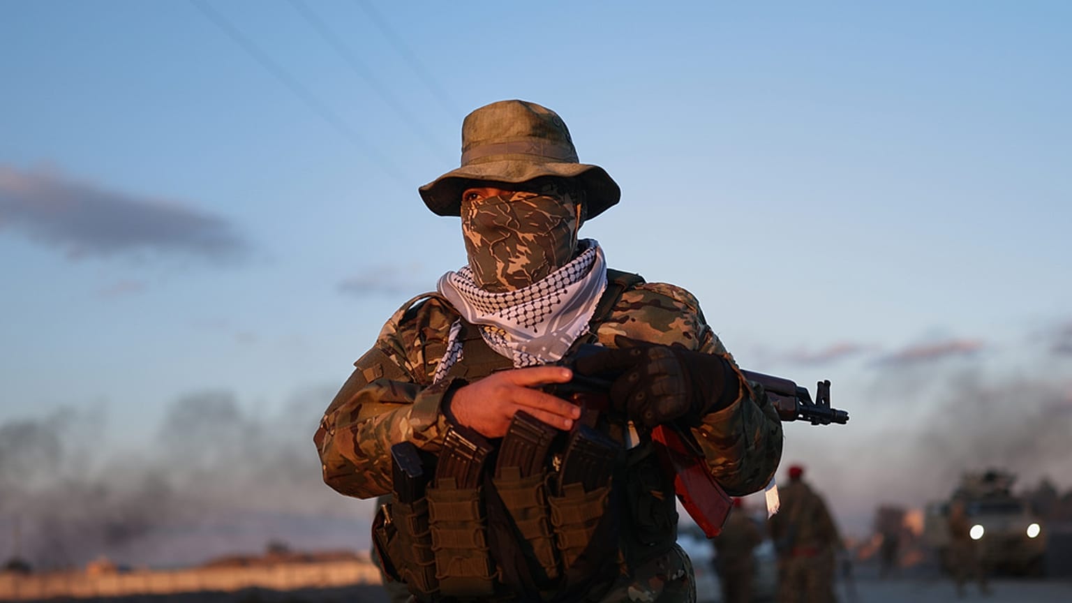 مقاتل من الحكومة السورية يقف حارسًا خارج سجن الأقطان على مشارف الرقة شمال شرق سوريا، الاثنين 19 يناير 2026،