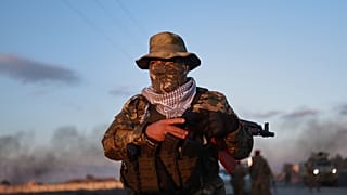 مقاتل من الحكومة السورية يقف حارسًا خارج سجن الأقطان على مشارف الرقة شمال شرق سوريا، الاثنين 19 يناير 2026،