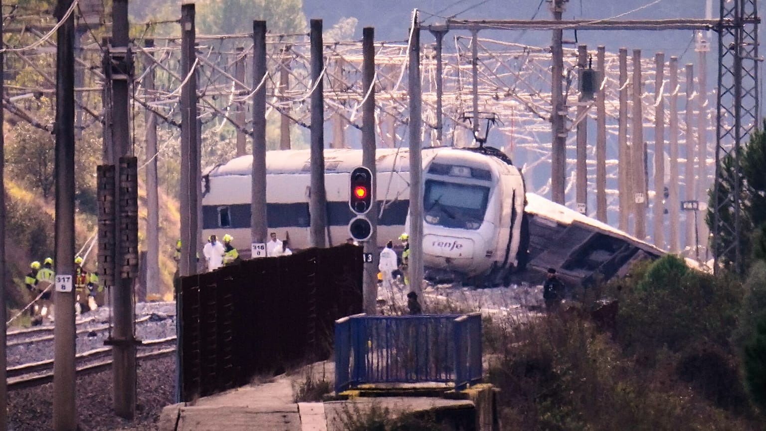 Les équipes d'urgence interviennent sur le lieu d'une collision ferroviaire à Adamuz, dans le sud de l'Espagne, le lundi 19 janvier 2026.