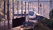 Les équipes d'urgence interviennent sur le lieu d'une collision ferroviaire à Adamuz, dans le sud de l'Espagne, le lundi 19 janvier 2026.