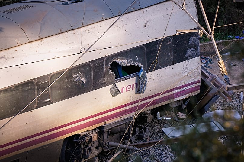 Une partie d'un train accidenté est photographiée sur le lieu d'une collision ferroviaire à Adamuz, dans le sud de l'Espagne, le lundi 19 janvier 2026.